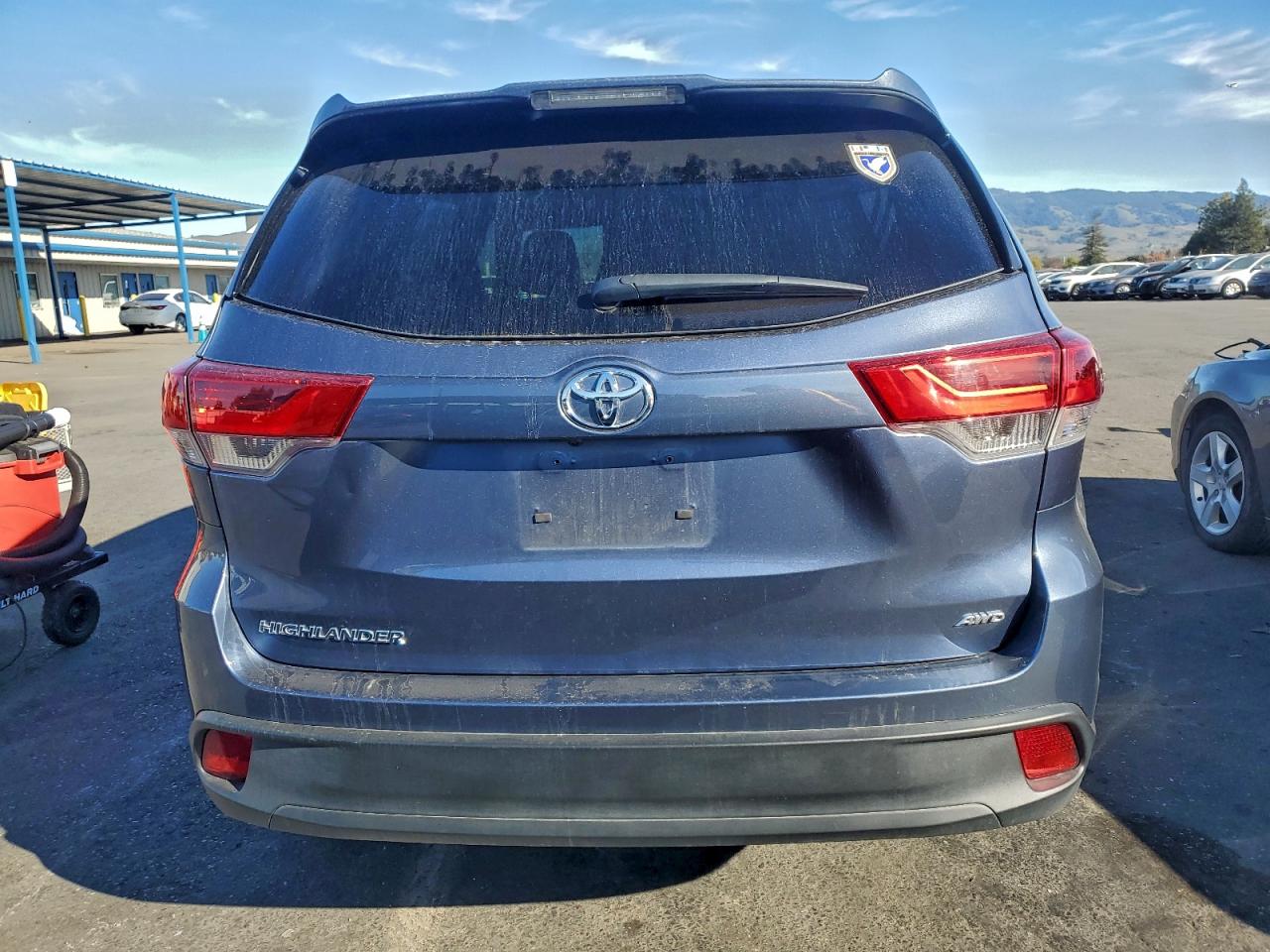 2019 TOYOTA HIGHLANDER LE photo 6