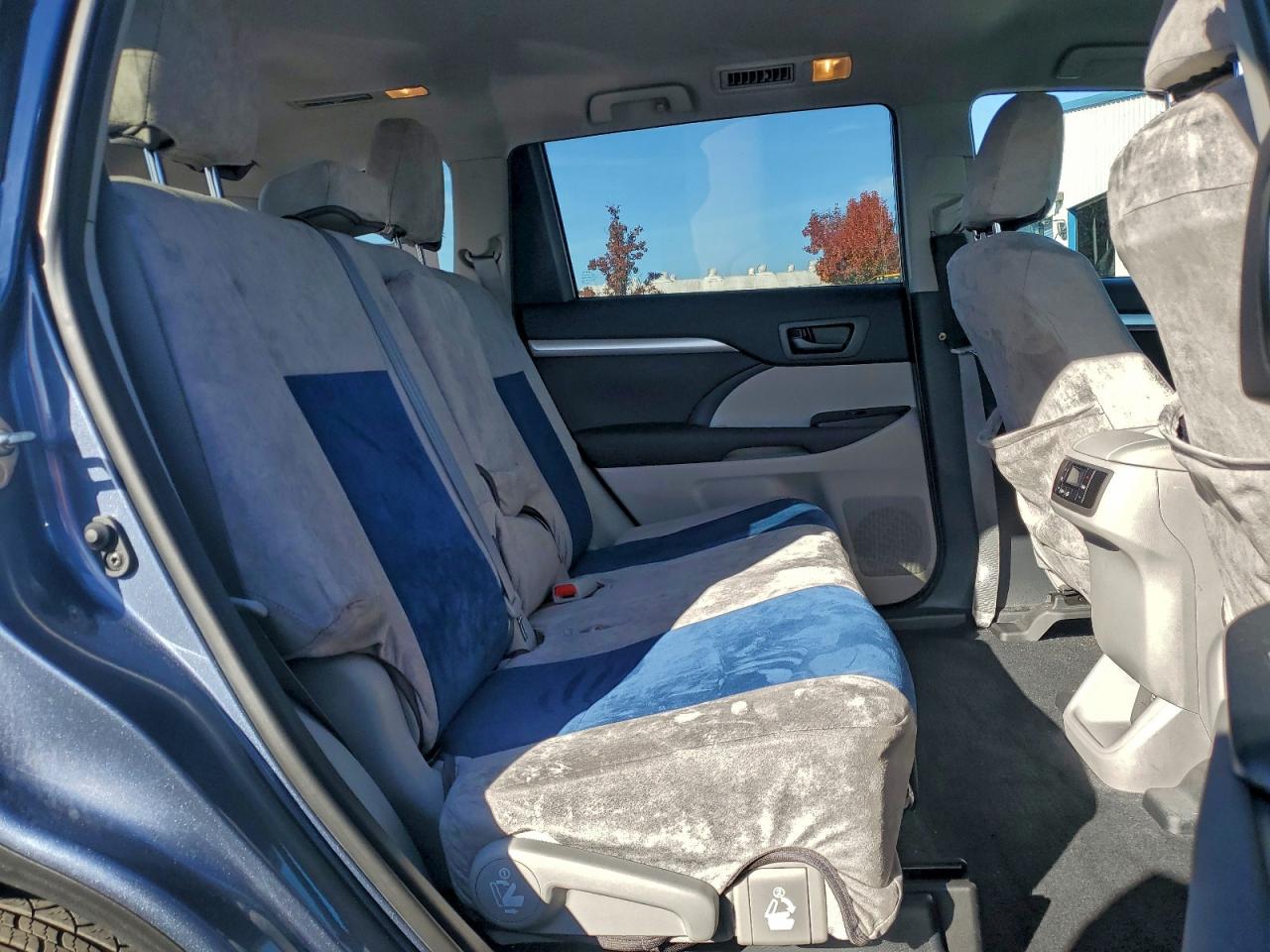 2019 TOYOTA HIGHLANDER LE photo 11