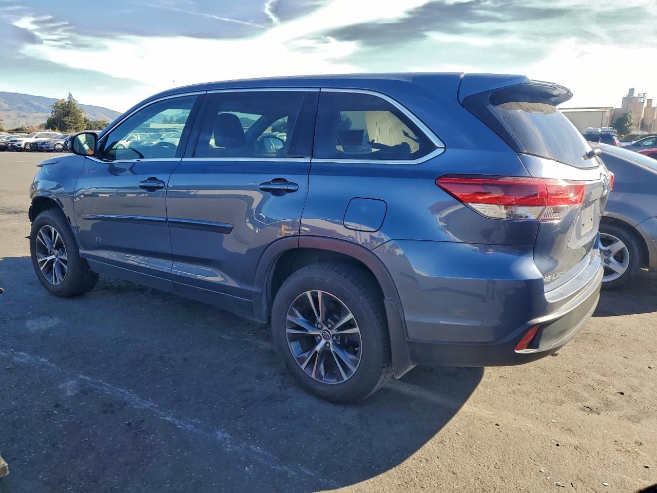2019 TOYOTA HIGHLANDER LE photo 2