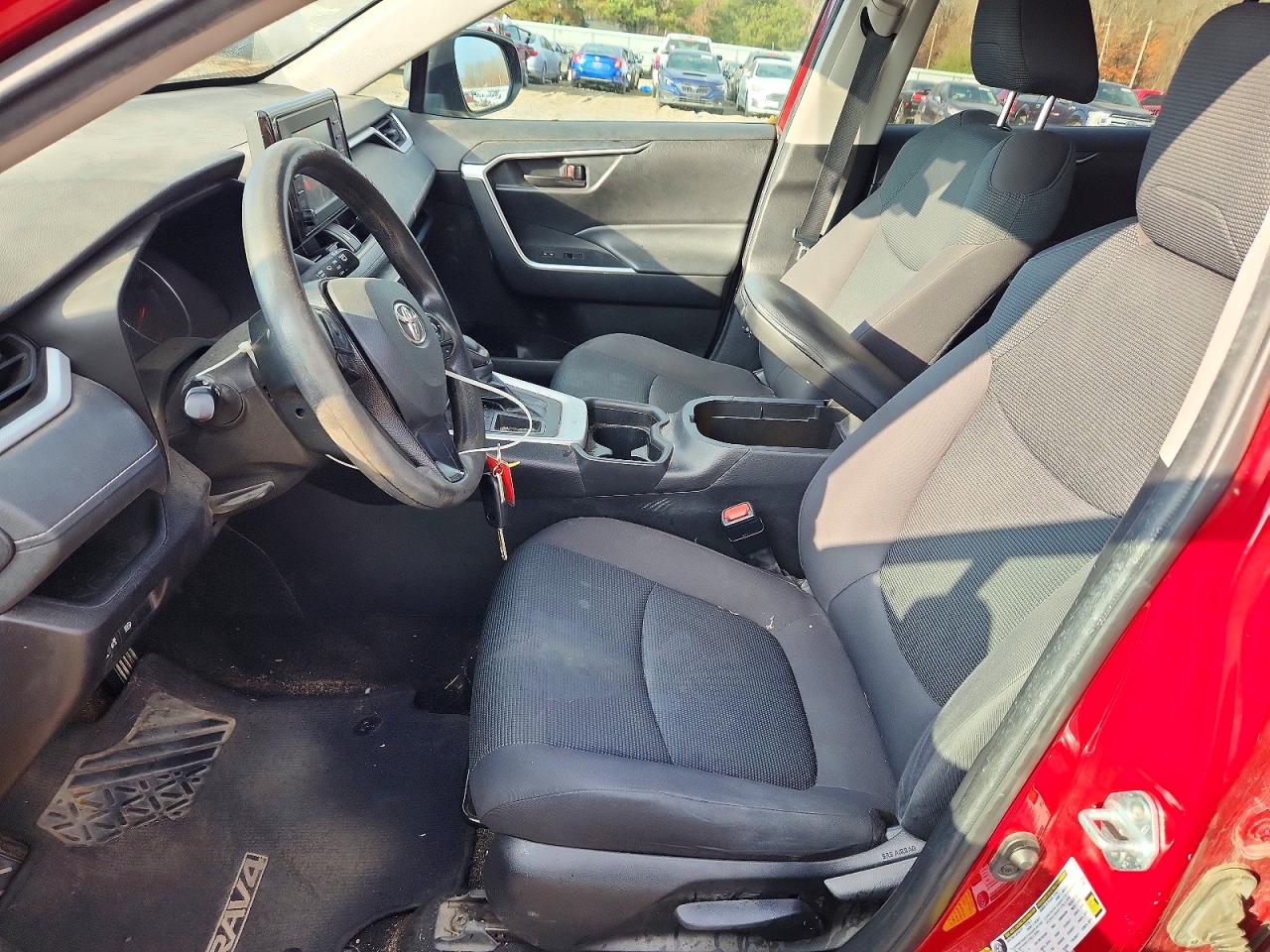 2021 TOYOTA RAV4 LE photo 7