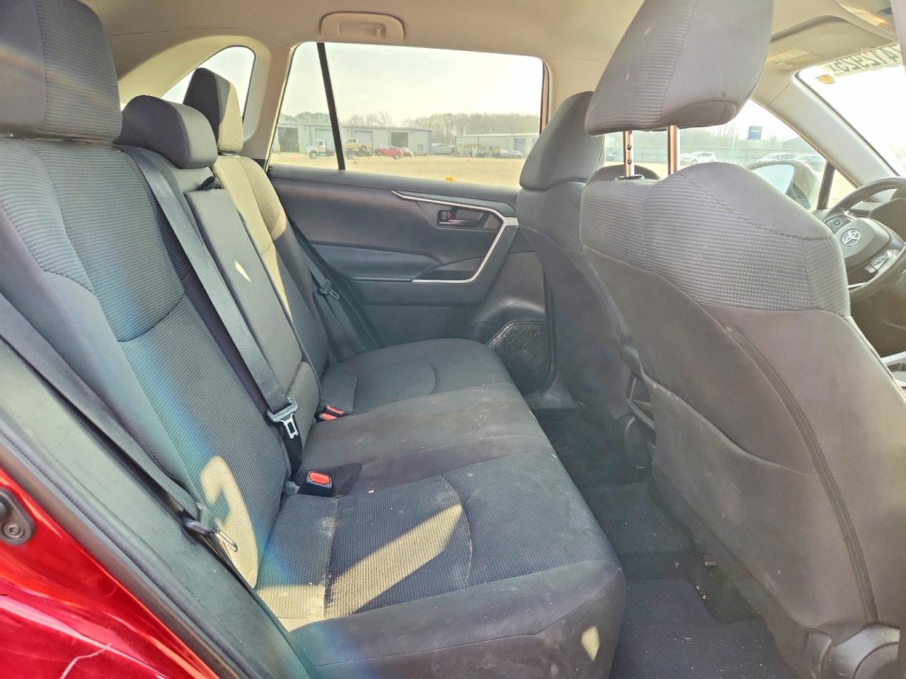 2021 TOYOTA RAV4 LE photo 10