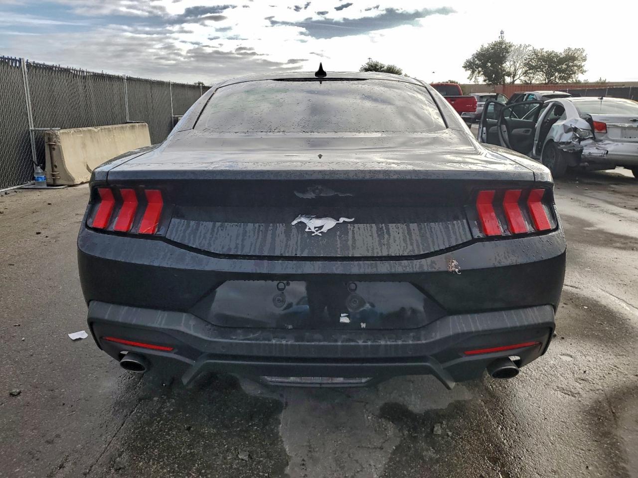 2024 FORD MUSTANG photo 6