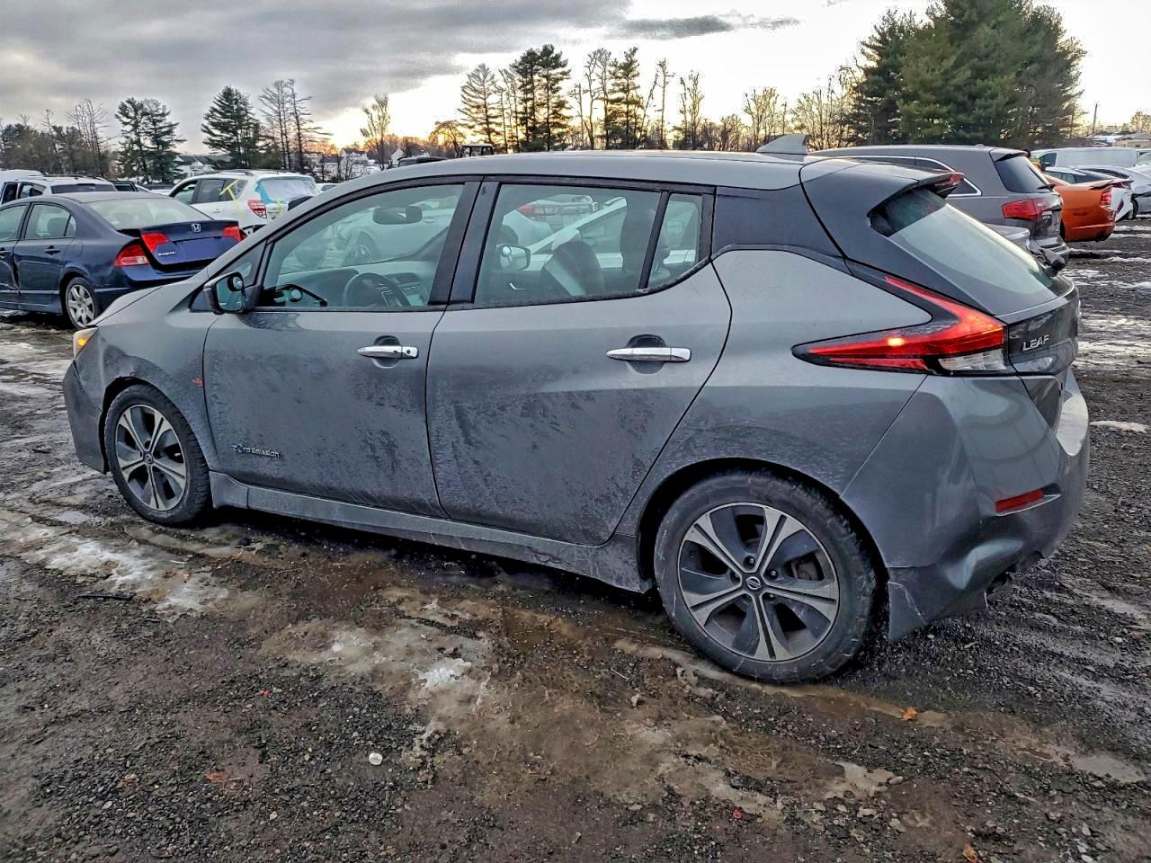 2018 NISSAN LEAF S photo 2