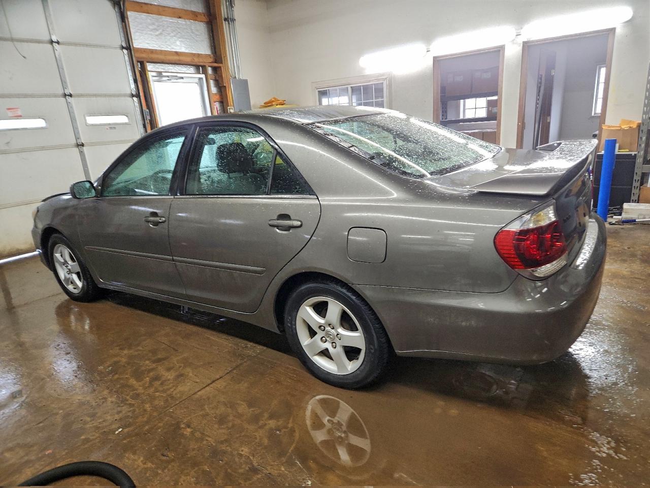 2005 TOYOTA CAMRY LE photo 2