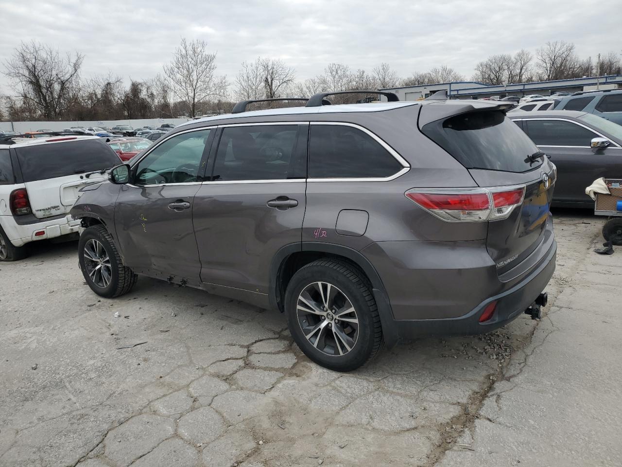 2016 TOYOTA HIGHLANDER XLE photo 2