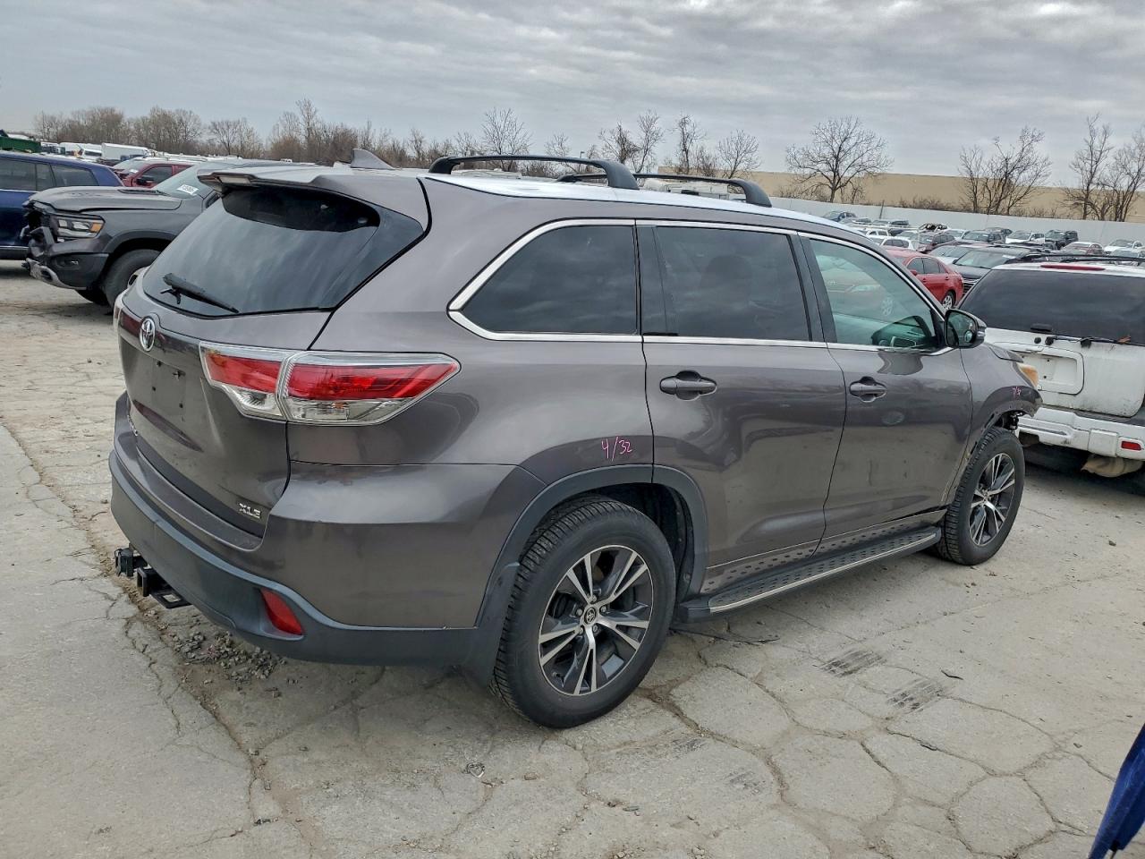 2016 TOYOTA HIGHLANDER XLE photo 3