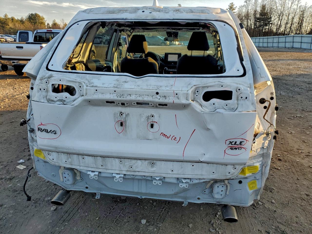 2019 TOYOTA RAV4 XLE photo 16