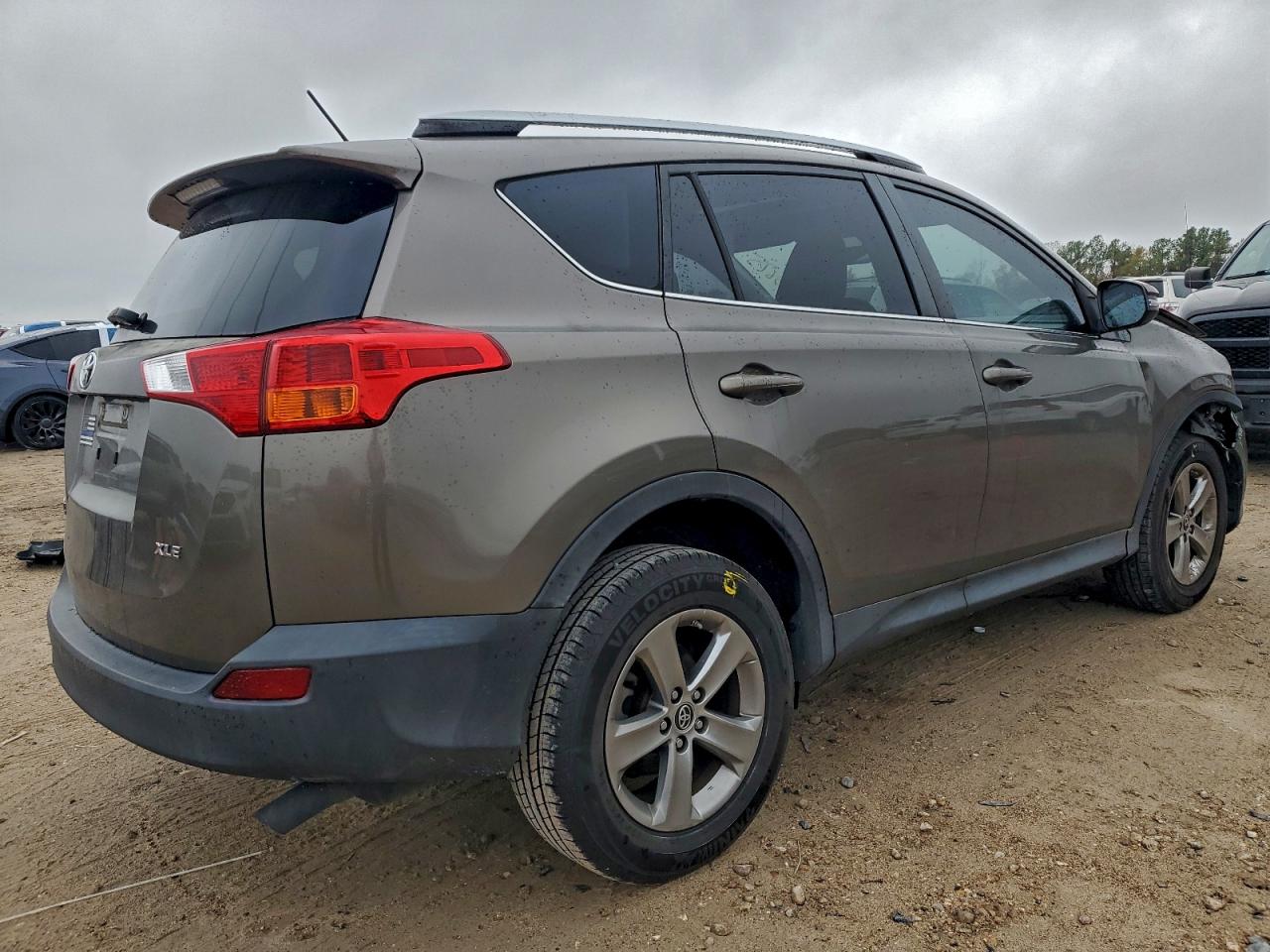 2015 TOYOTA RAV4 XLE photo 3