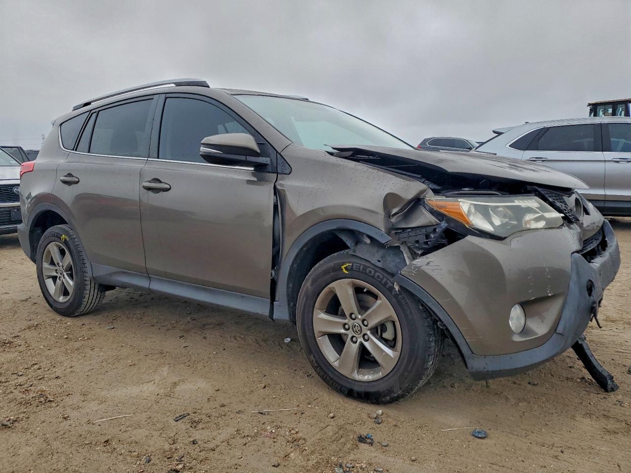 2015 TOYOTA RAV4 XLE photo 4