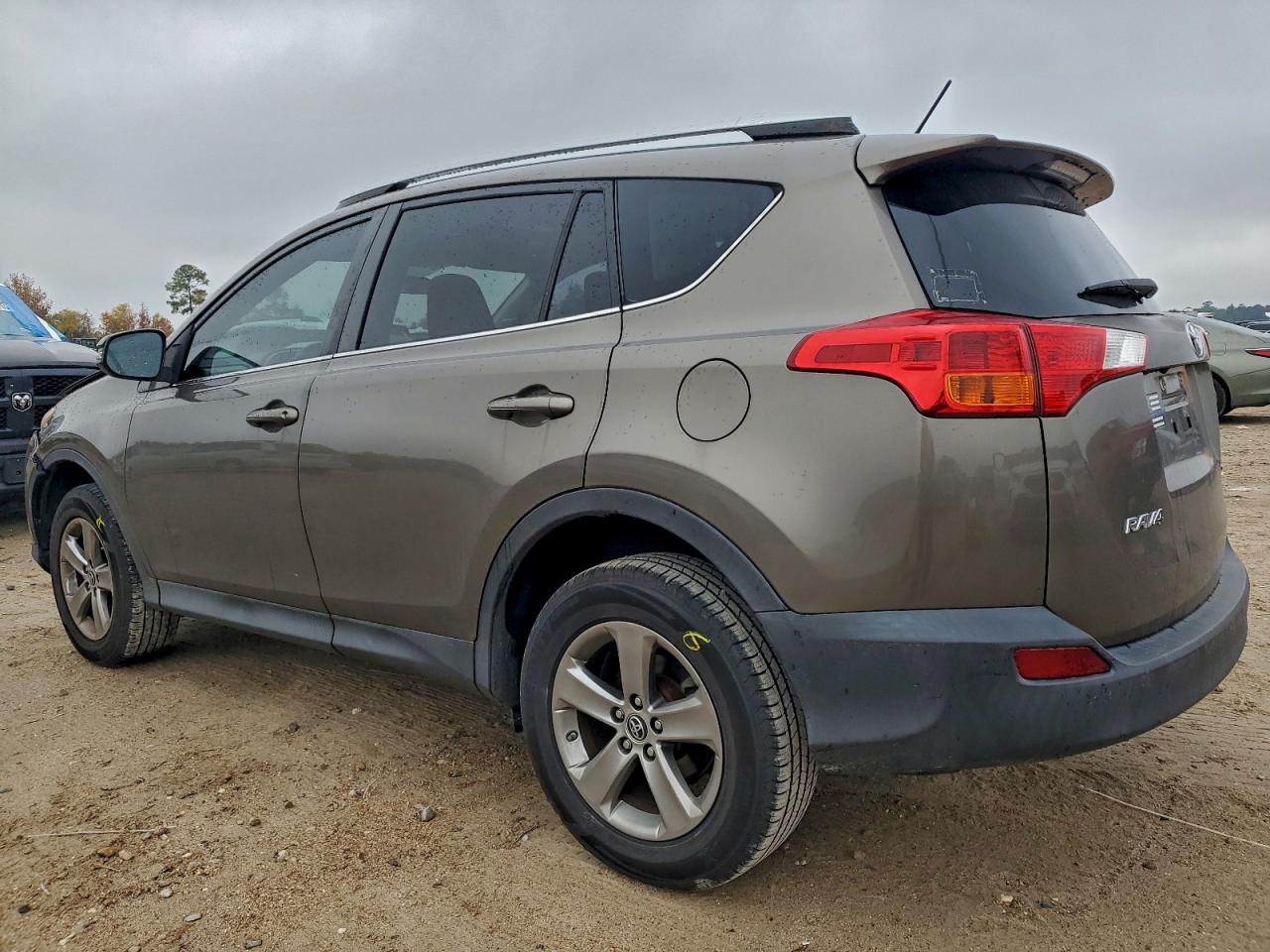 2015 TOYOTA RAV4 XLE photo 2