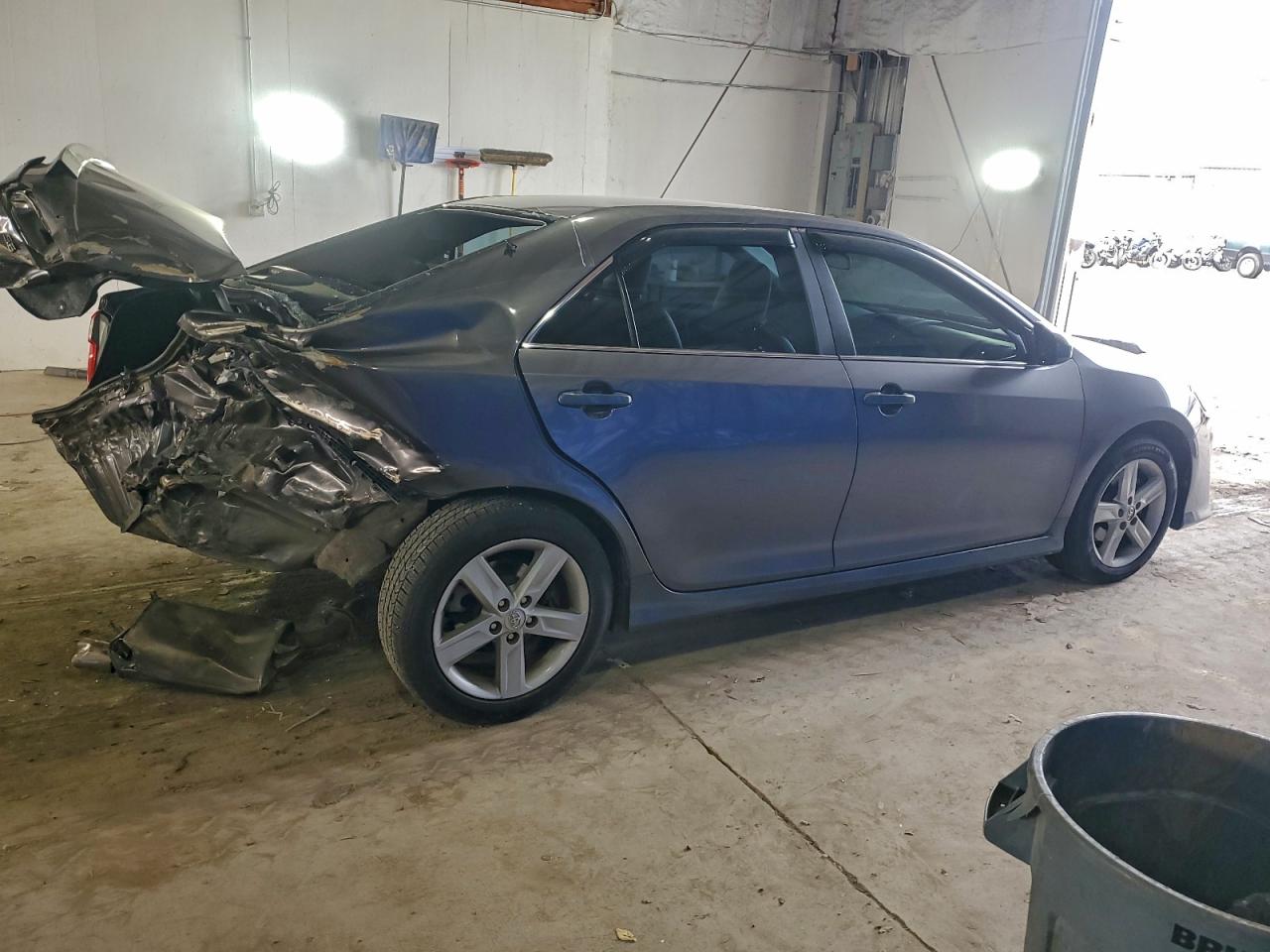 2014 TOYOTA CAMRY L photo 3
