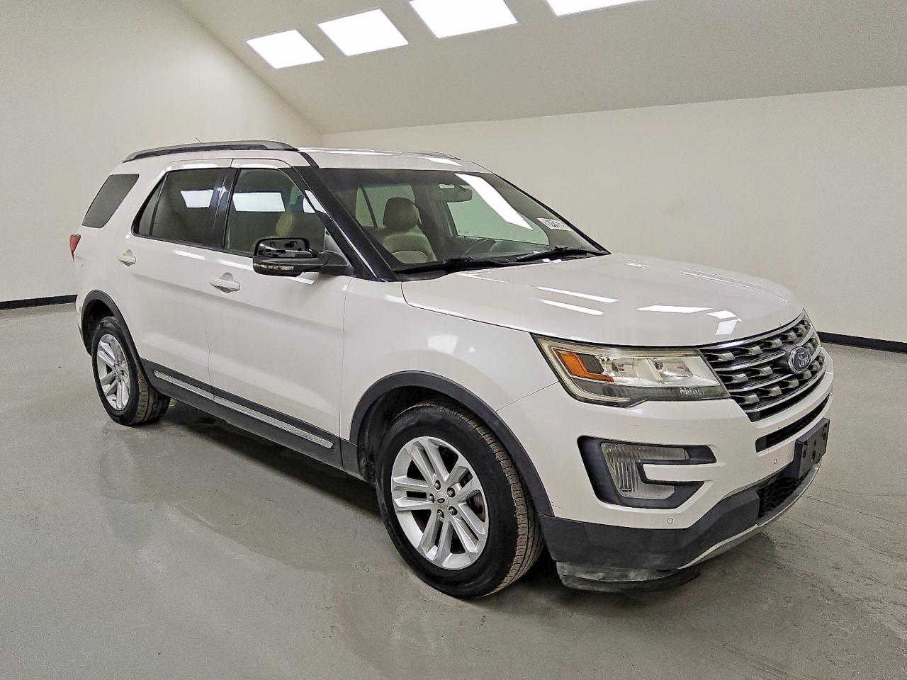 2017 FORD EXPLORER XLT photo 4