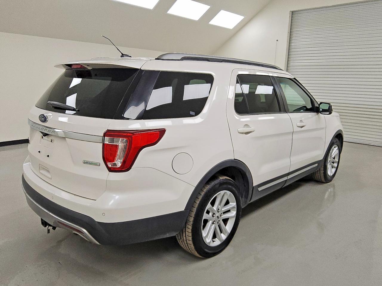 2017 FORD EXPLORER XLT photo 3