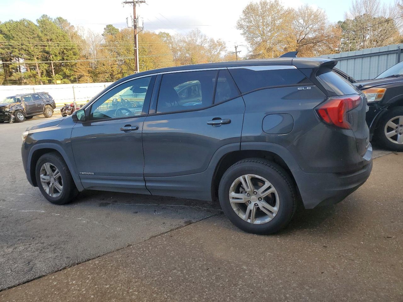 2018 GMC TERRAIN SLE photo 2