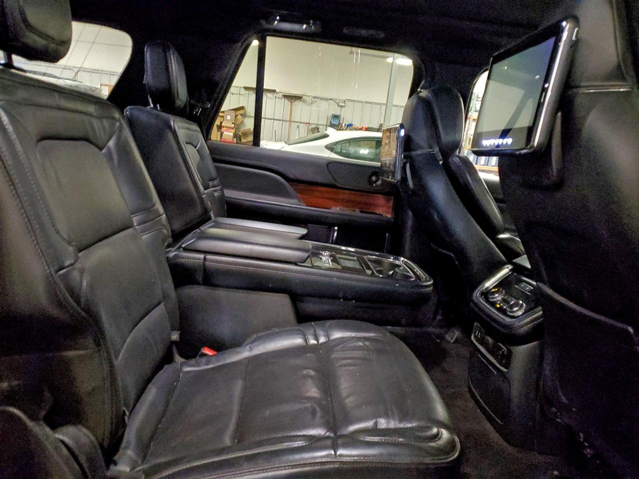 2019 LINCOLN NAVIGATOR L RESERVE photo 11