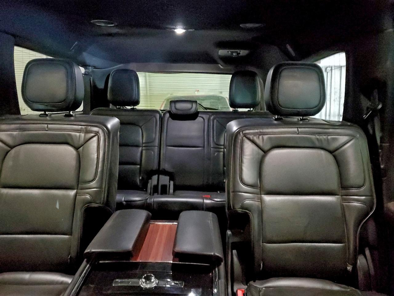 2019 LINCOLN NAVIGATOR L RESERVE photo 10