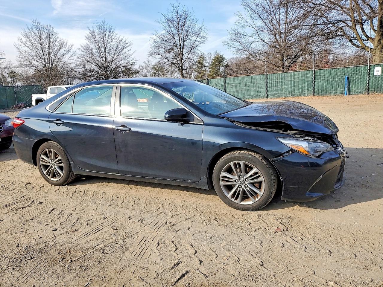 2015 TOYOTA CAMRY LE photo 4