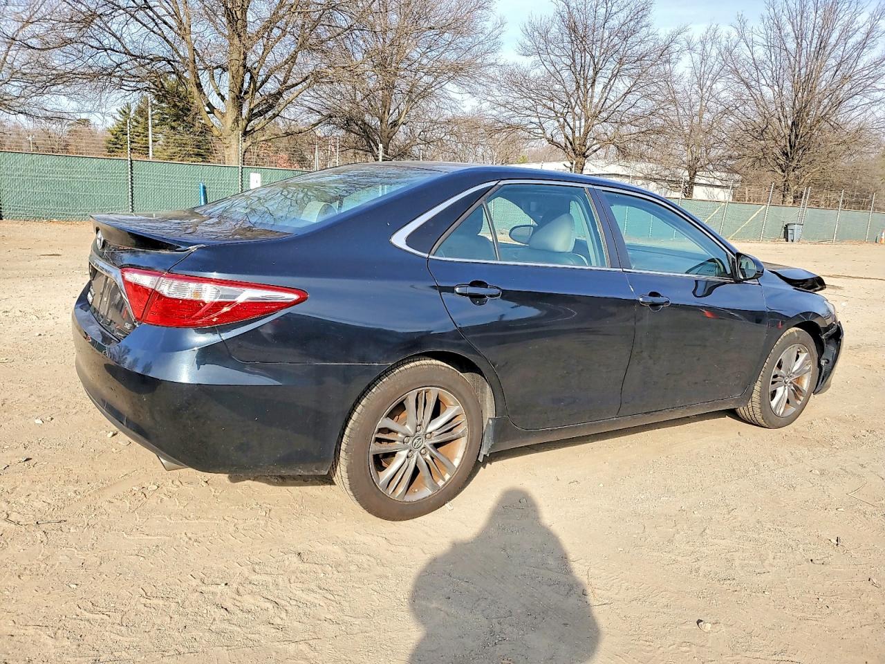 2015 TOYOTA CAMRY LE photo 3