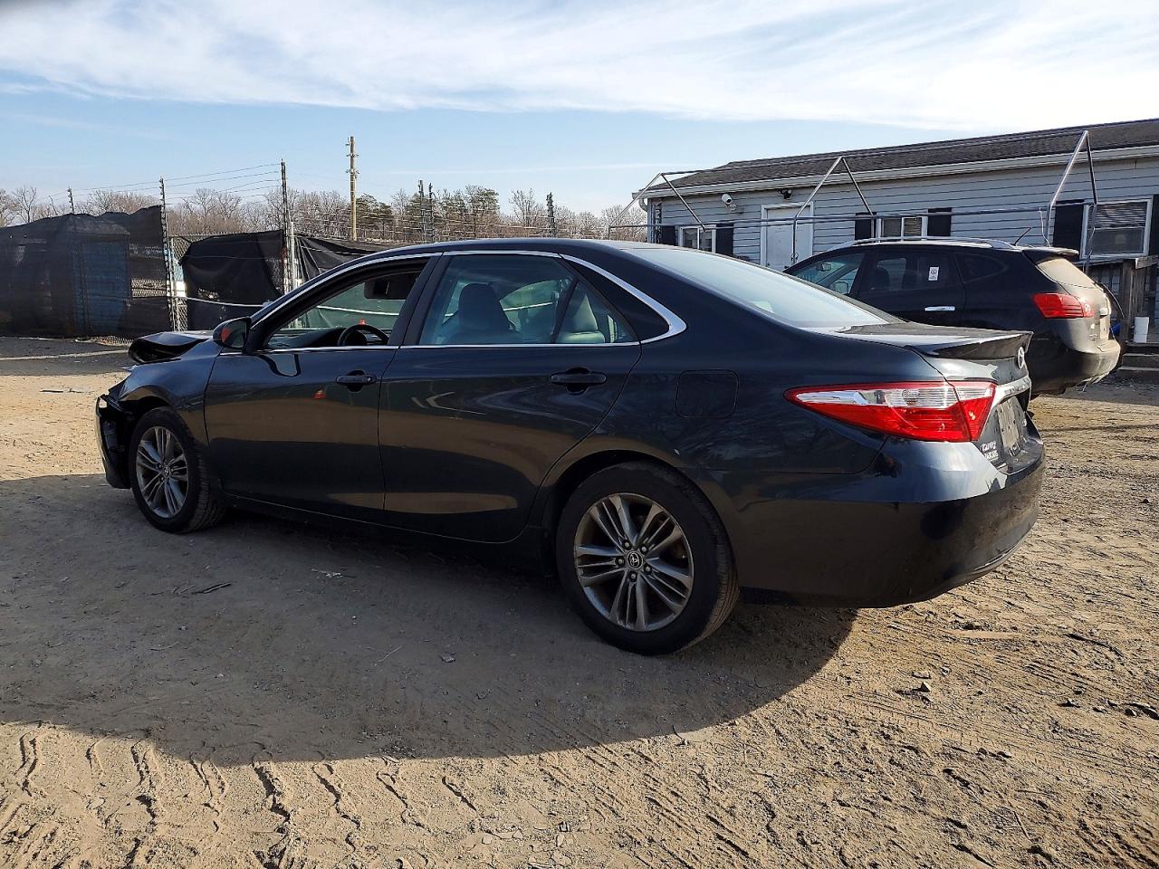 2015 TOYOTA CAMRY LE photo 2