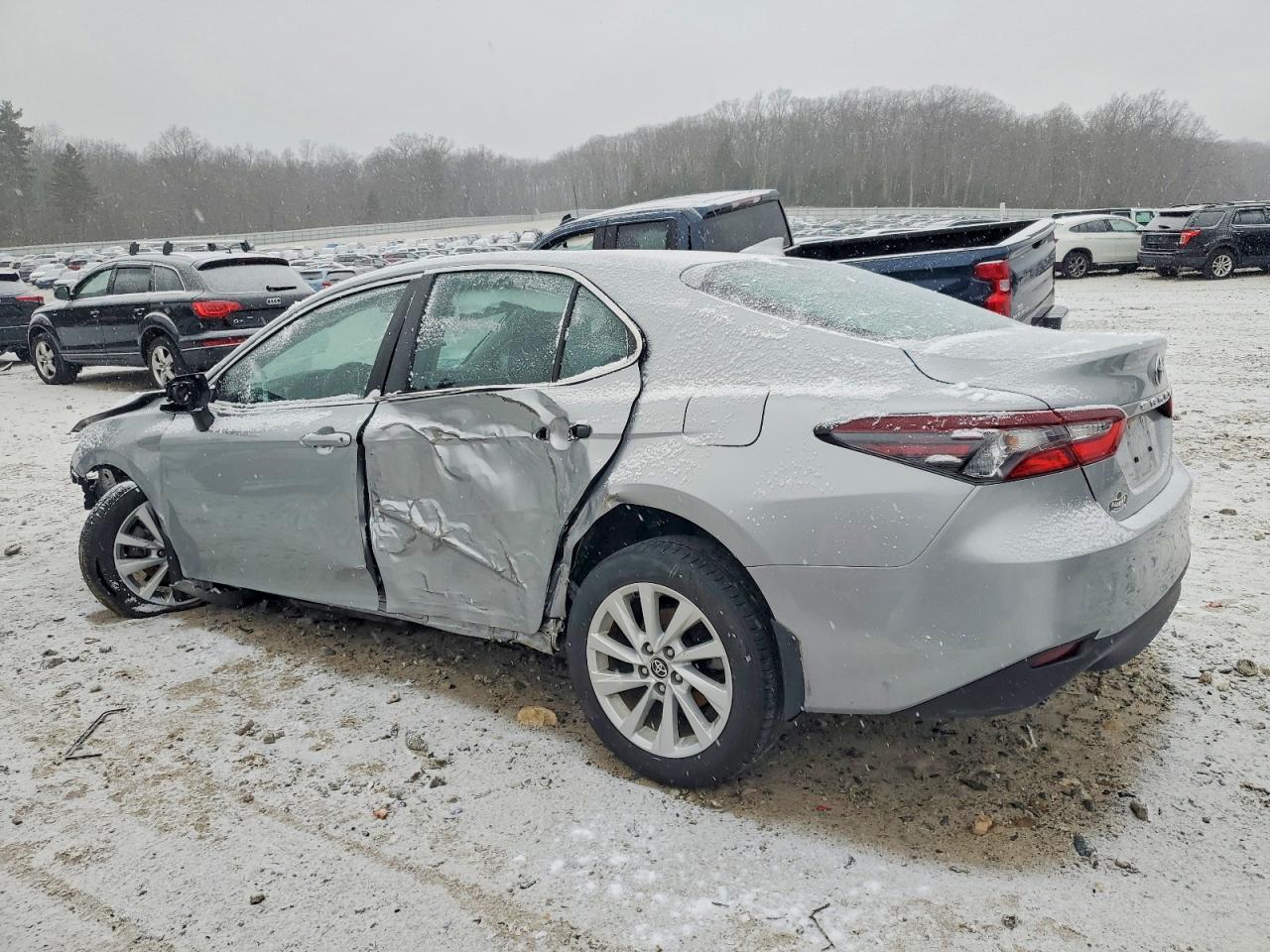 2022 TOYOTA CAMRY LE photo 2