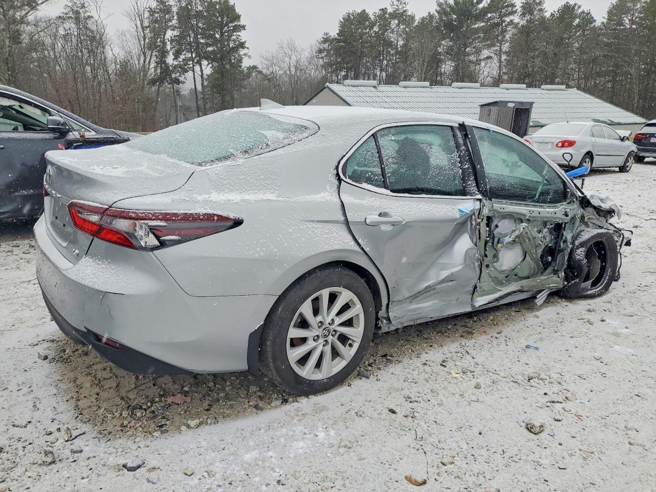 2022 TOYOTA CAMRY LE photo 3