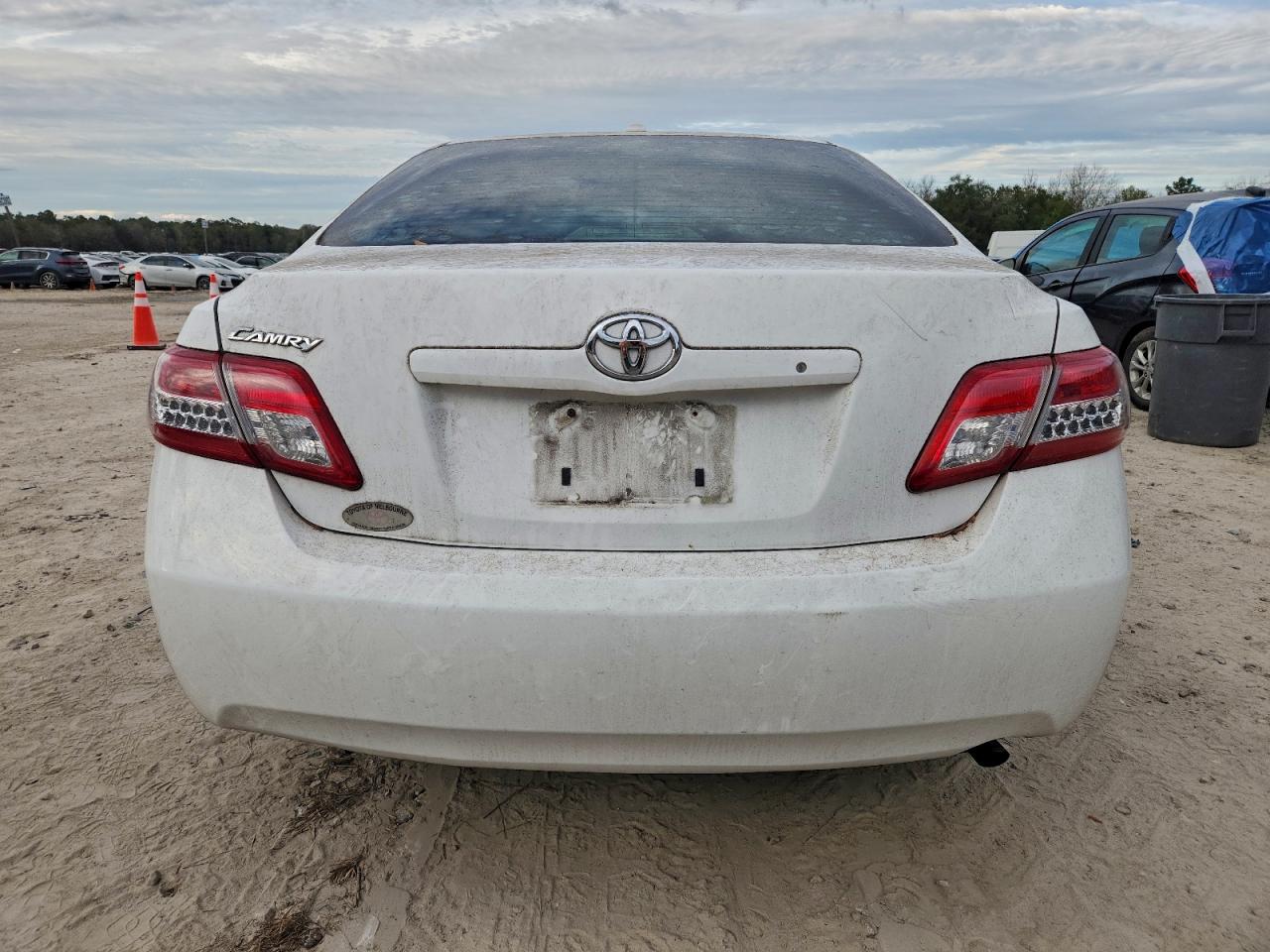 2011 TOYOTA CAMRY BASE photo 6