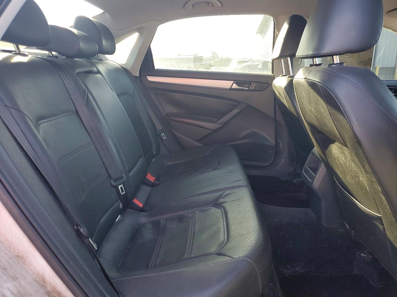 2012 VOLKSWAGEN PASSAT SE photo 10