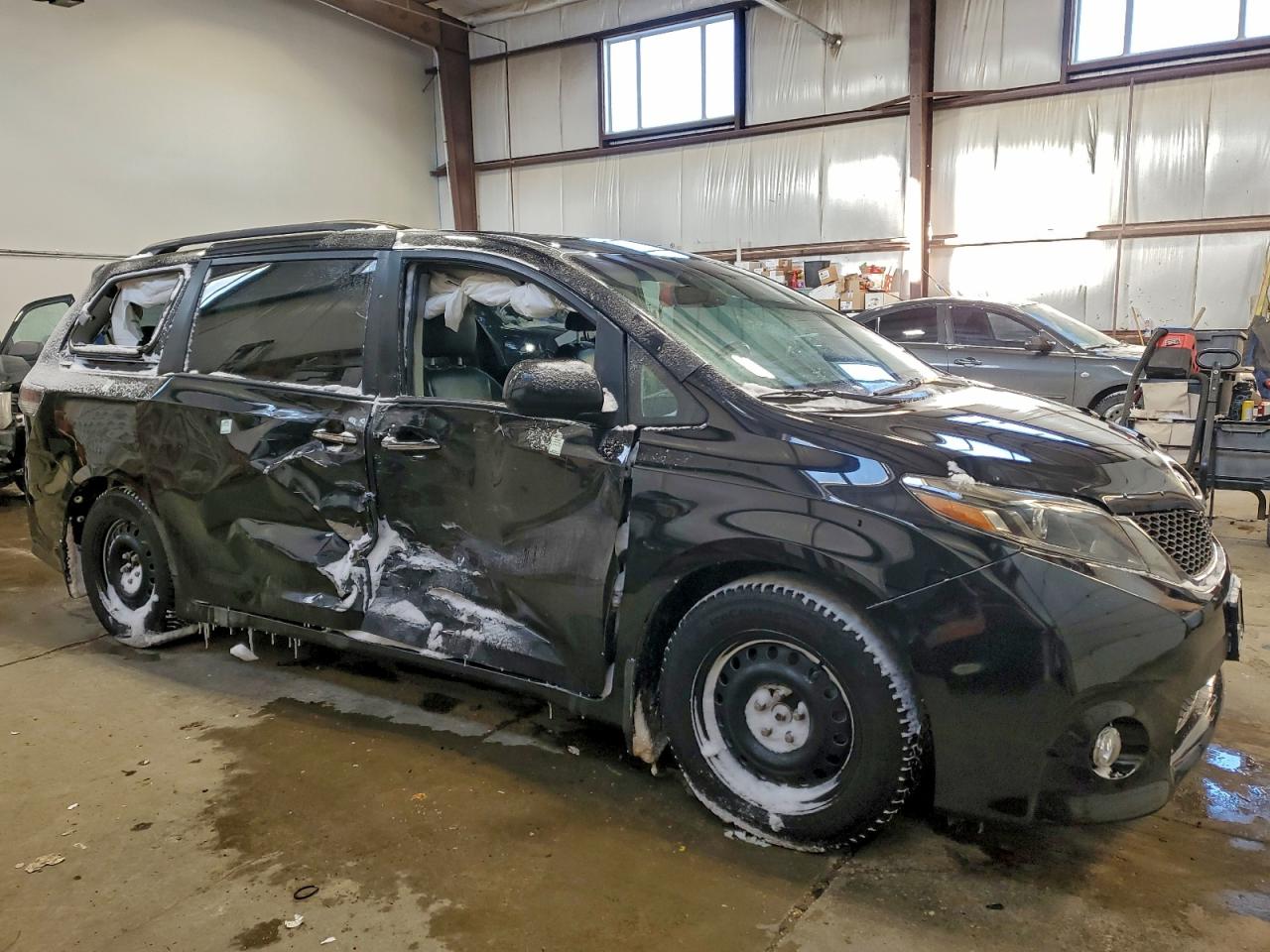 2017 TOYOTA SIENNA SE photo 4