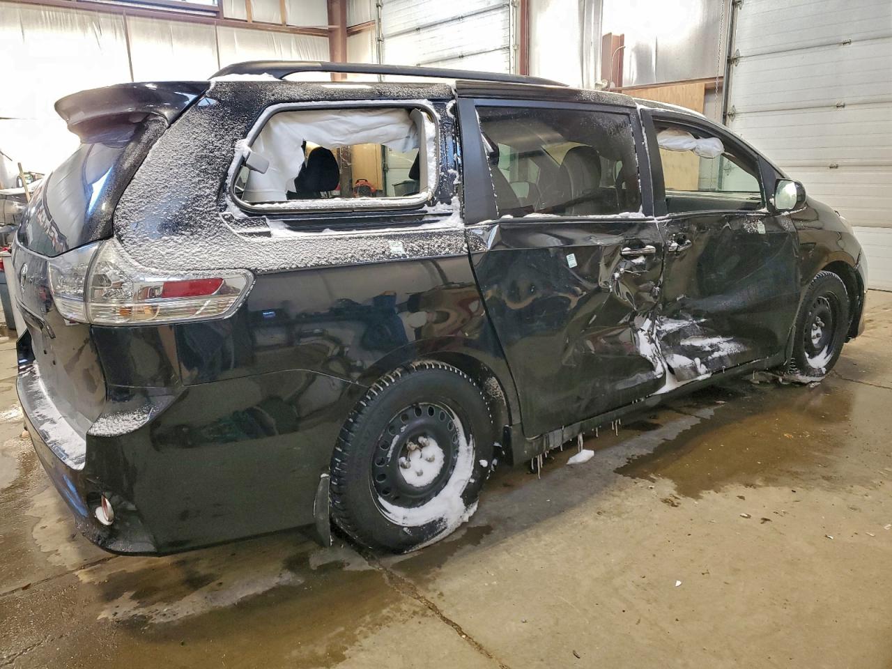 2017 TOYOTA SIENNA SE photo 3
