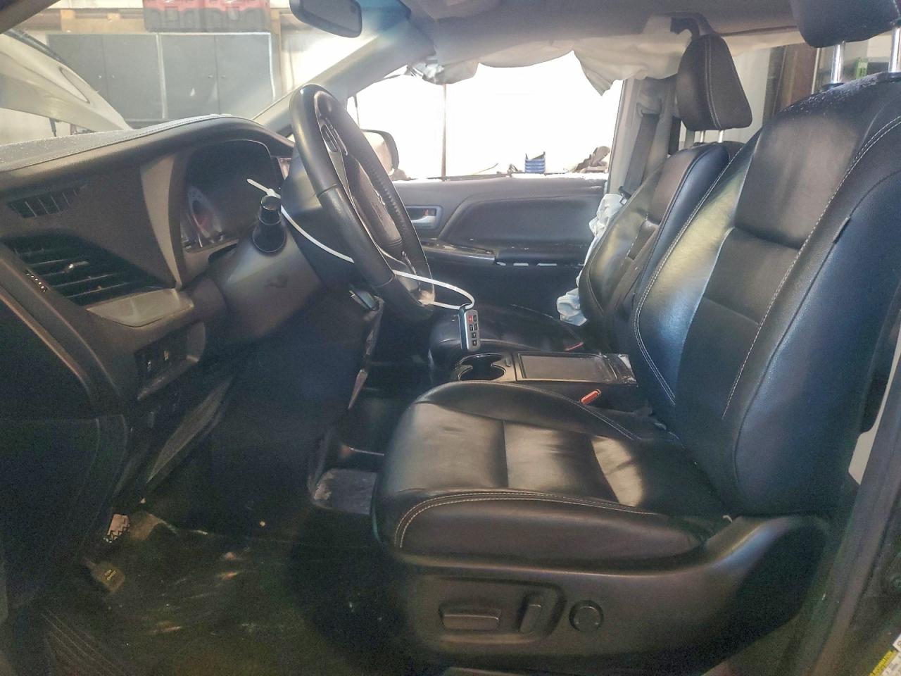 2017 TOYOTA SIENNA SE photo 7