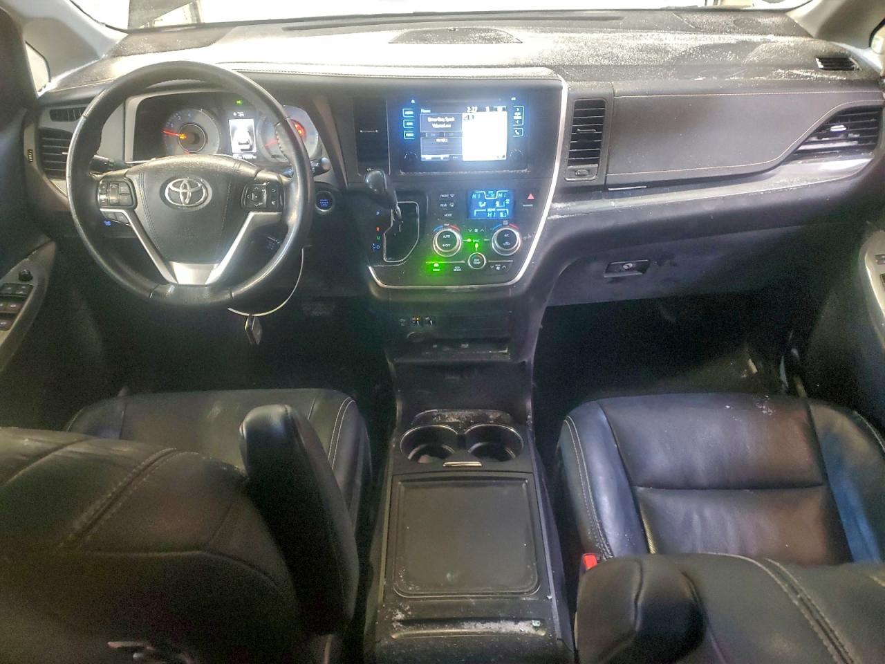 2017 TOYOTA SIENNA SE photo 8