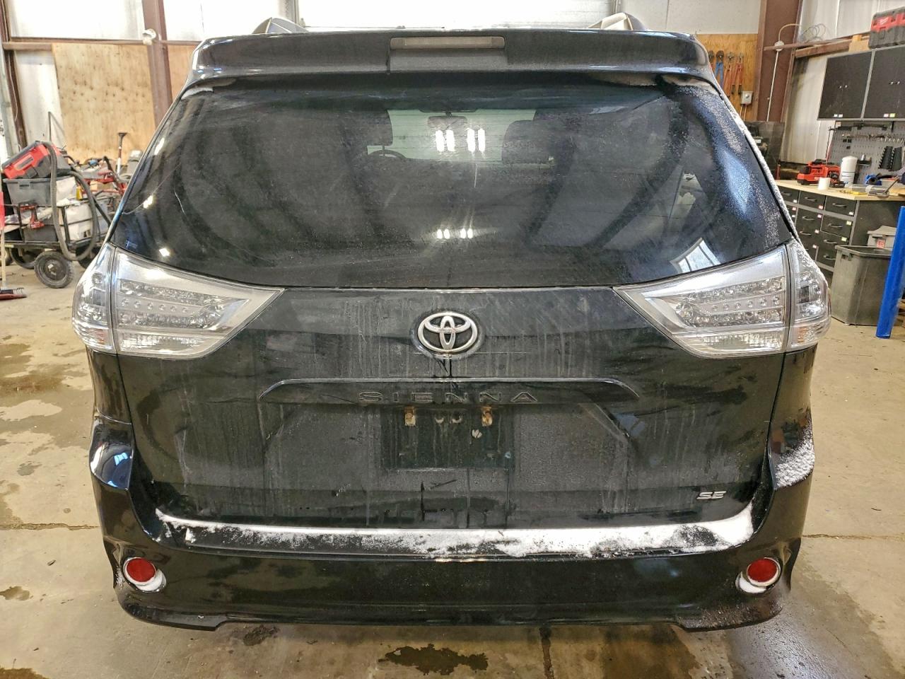 2017 TOYOTA SIENNA SE photo 6