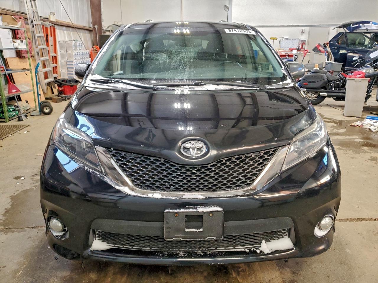 2017 TOYOTA SIENNA SE photo 5