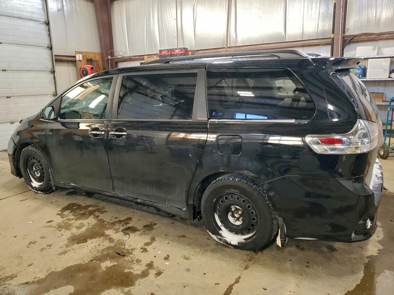2017 TOYOTA SIENNA SE photo 2