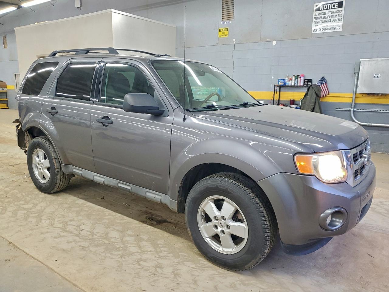 2010 FORD ESCAPE XLT photo 4