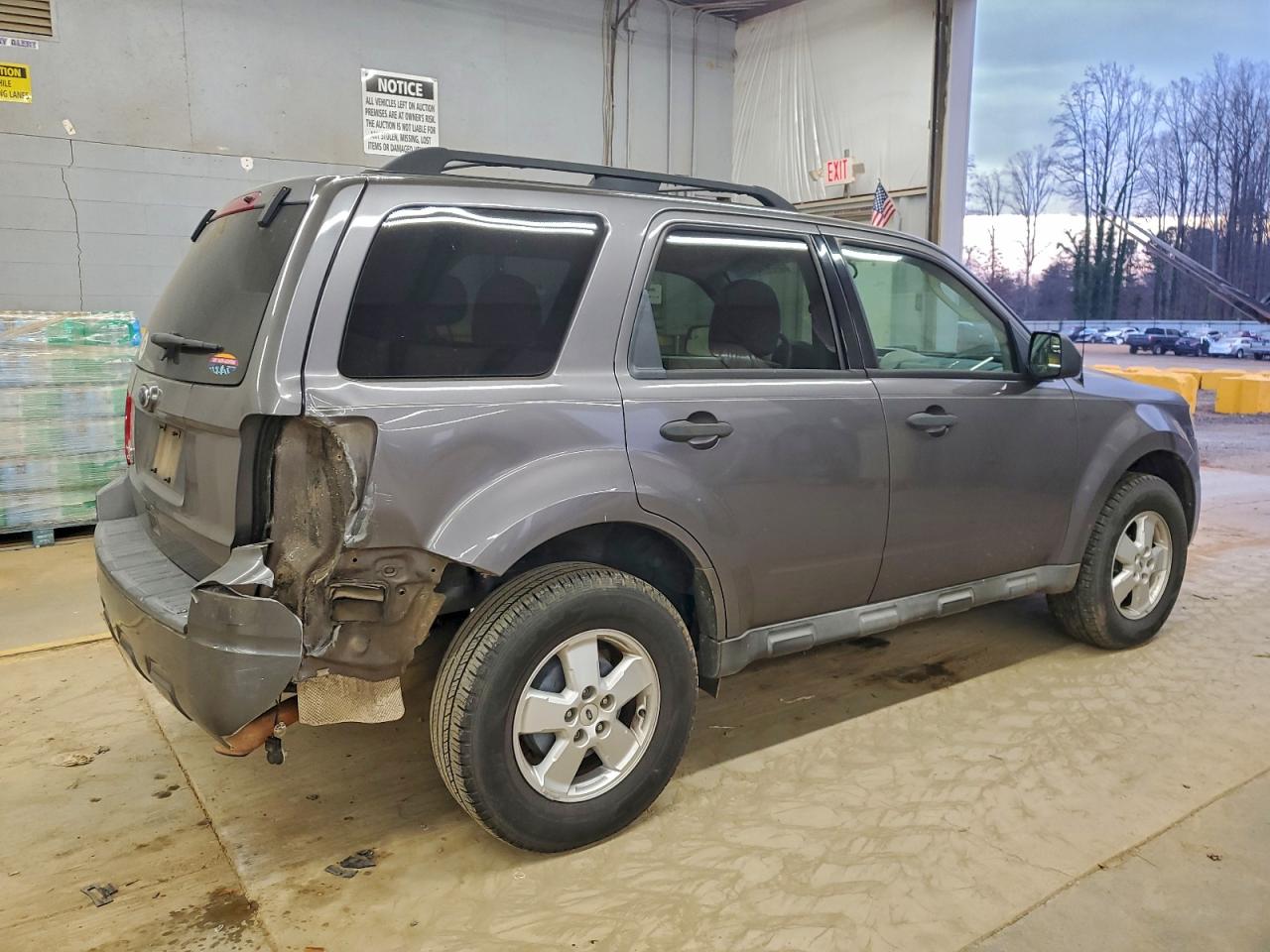 2010 FORD ESCAPE XLT photo 3