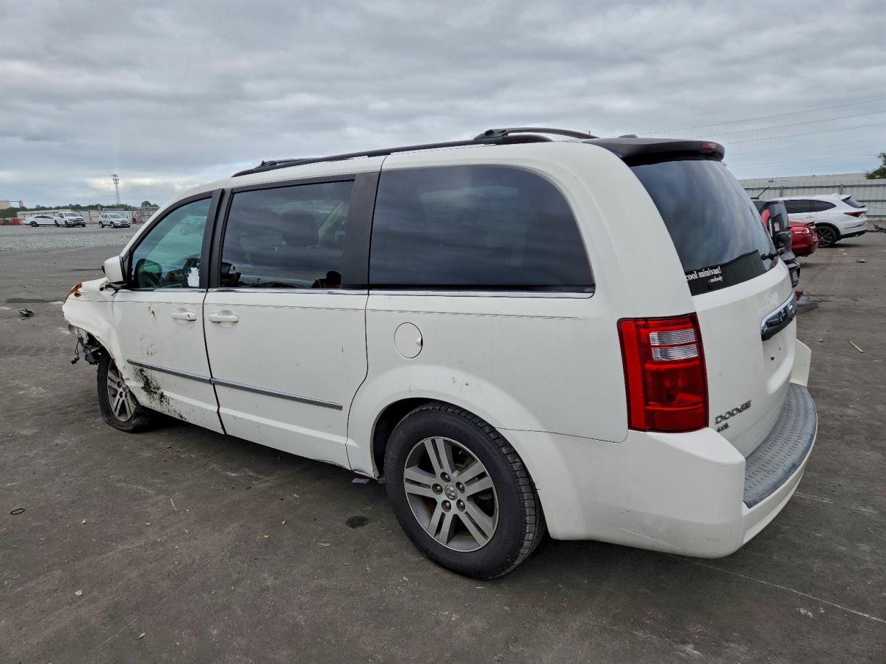 2010 DODGE GRAND CARAVAN SXT photo 2