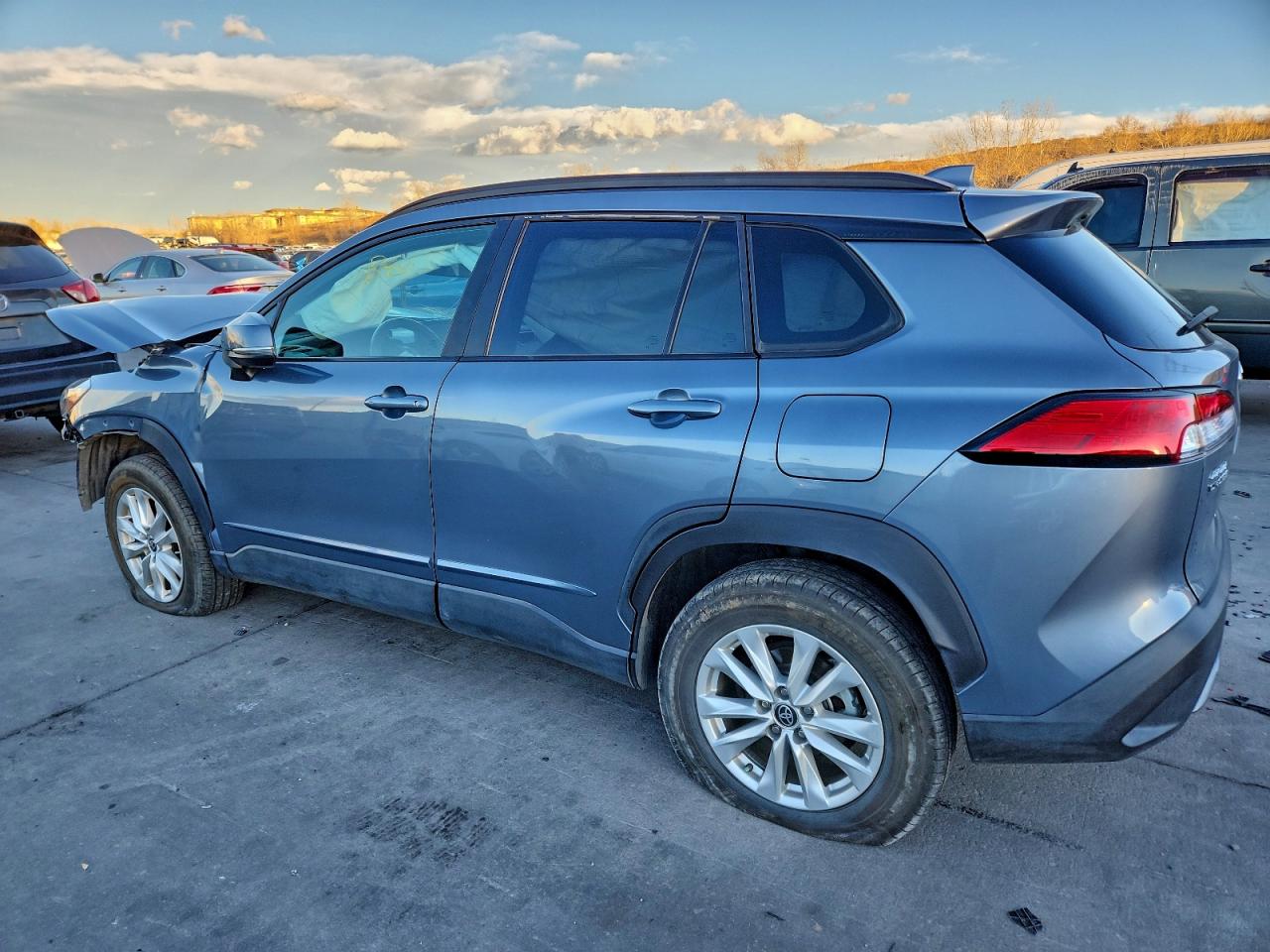 2022 TOYOTA COROLLA CROSS LE photo 2