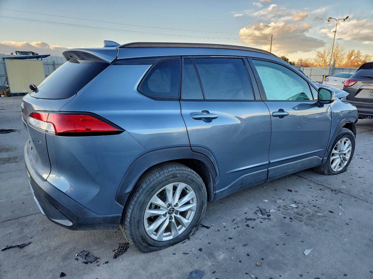 2022 TOYOTA COROLLA CROSS LE photo 3