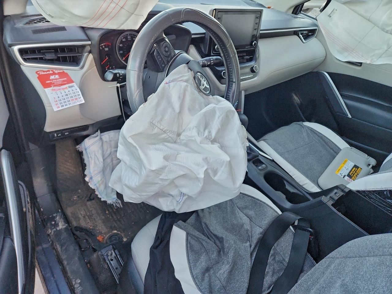 2022 TOYOTA COROLLA CROSS LE photo 8