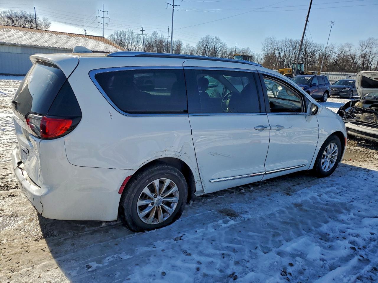 2019 CHRYSLER PACIFICA TOURING L photo 3