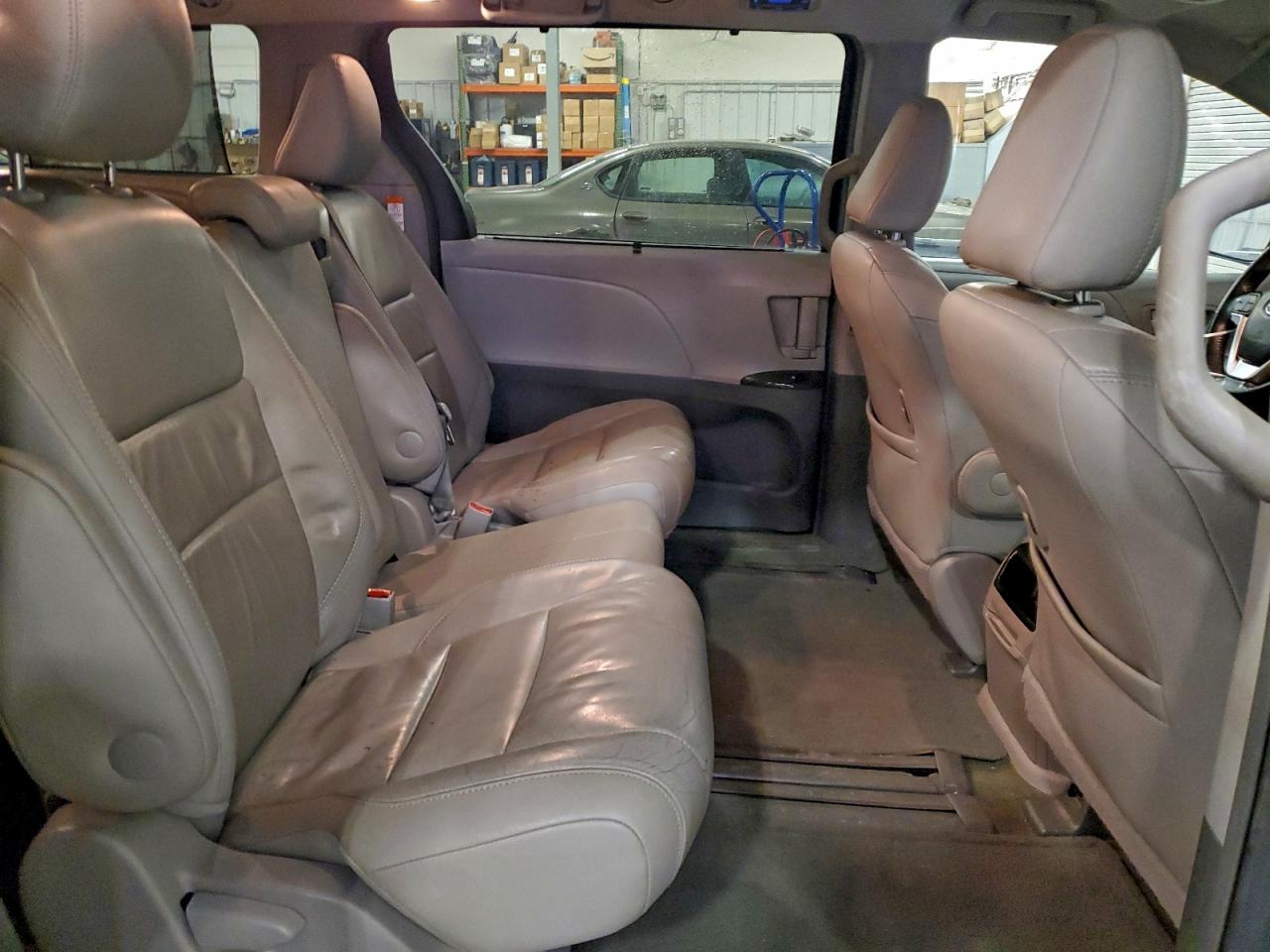2015 TOYOTA SIENNA XLE photo 31