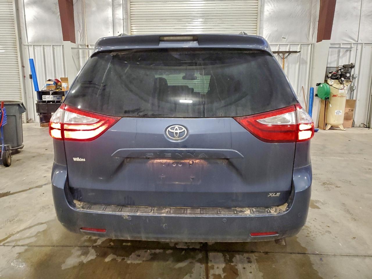 2015 TOYOTA SIENNA XLE photo 16