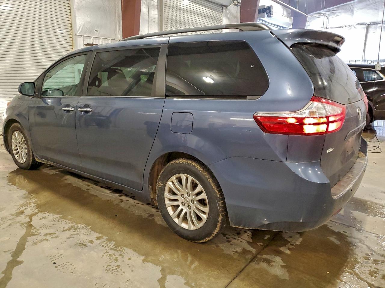 2015 TOYOTA SIENNA XLE photo 4