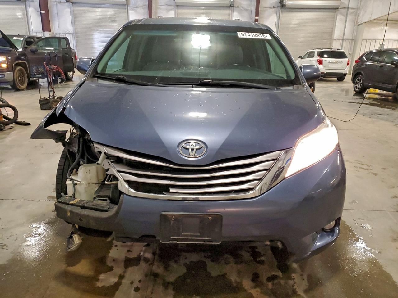 2015 TOYOTA SIENNA XLE photo 13