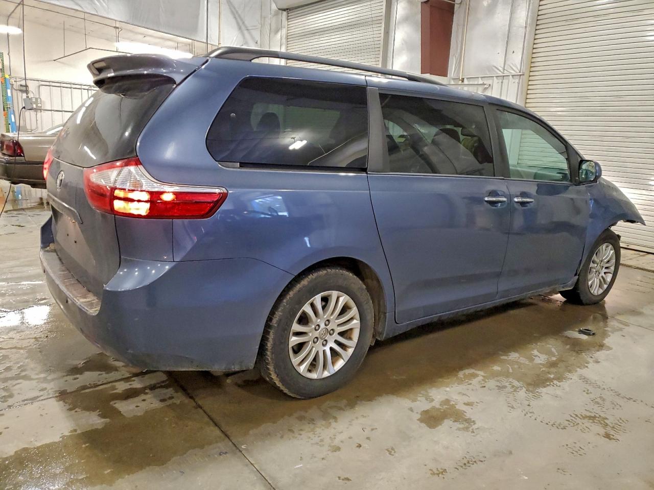 2015 TOYOTA SIENNA XLE photo 7