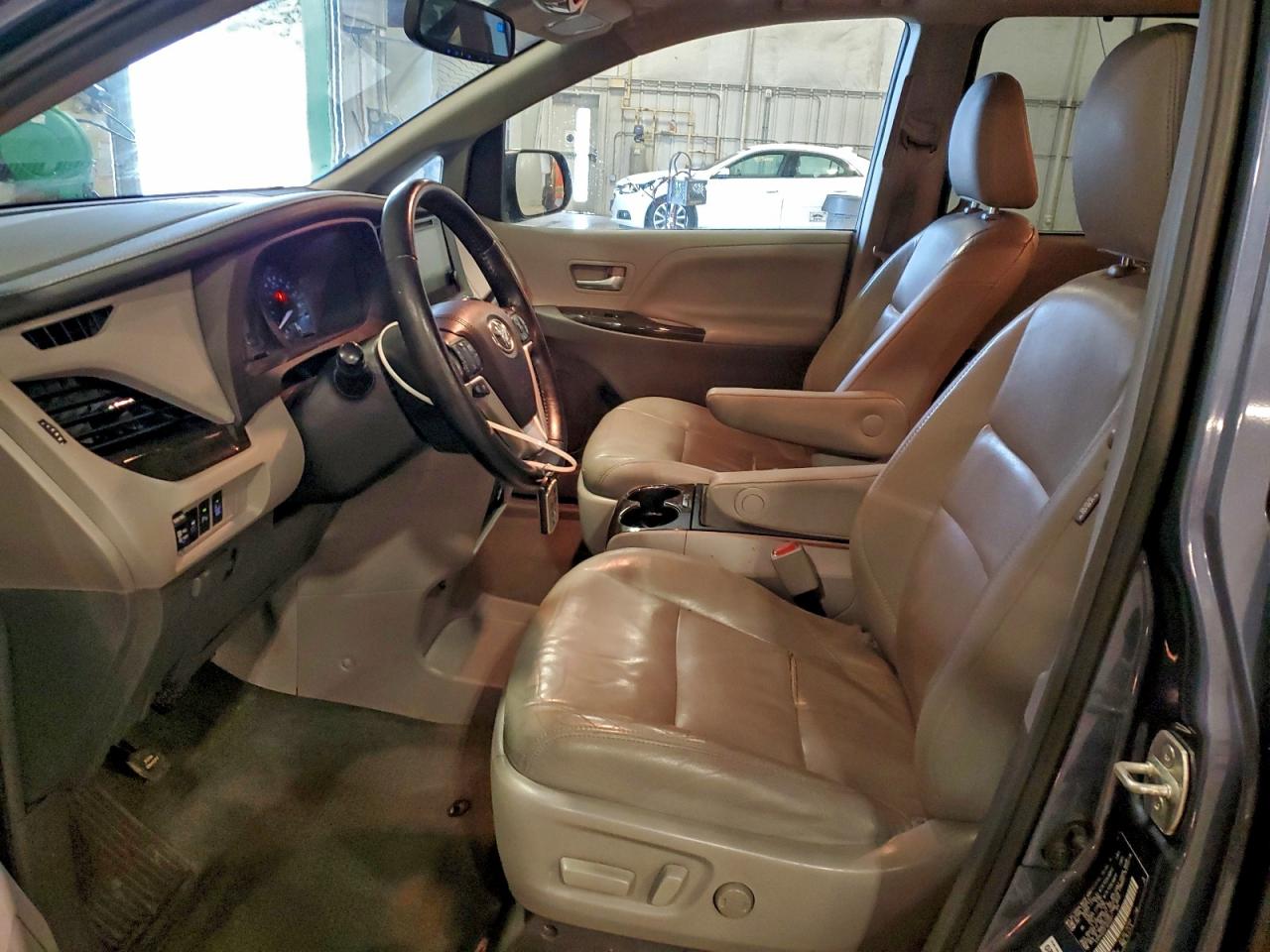 2015 TOYOTA SIENNA XLE photo 19