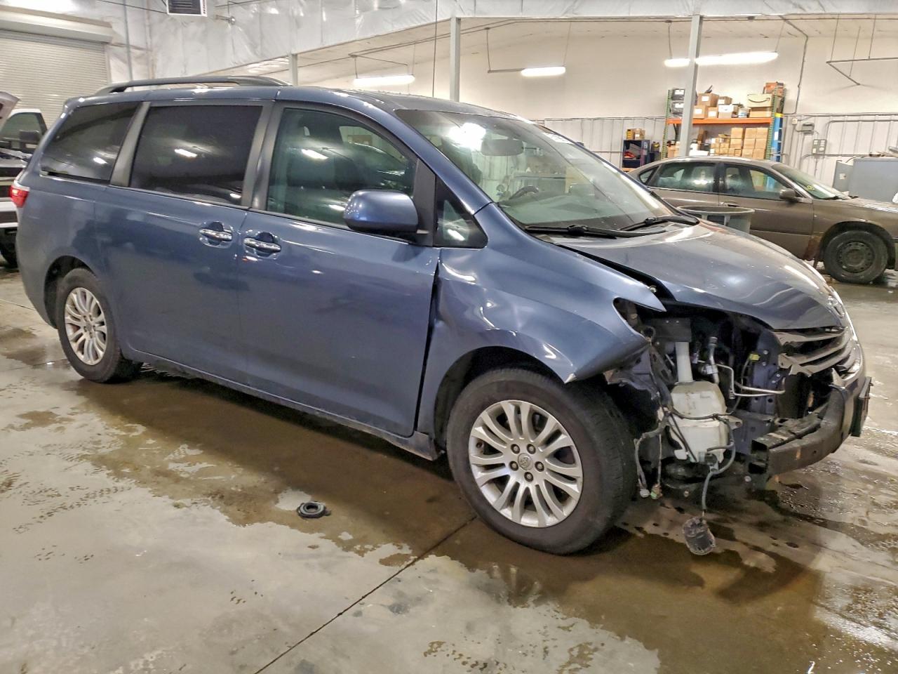 2015 TOYOTA SIENNA XLE photo 10
