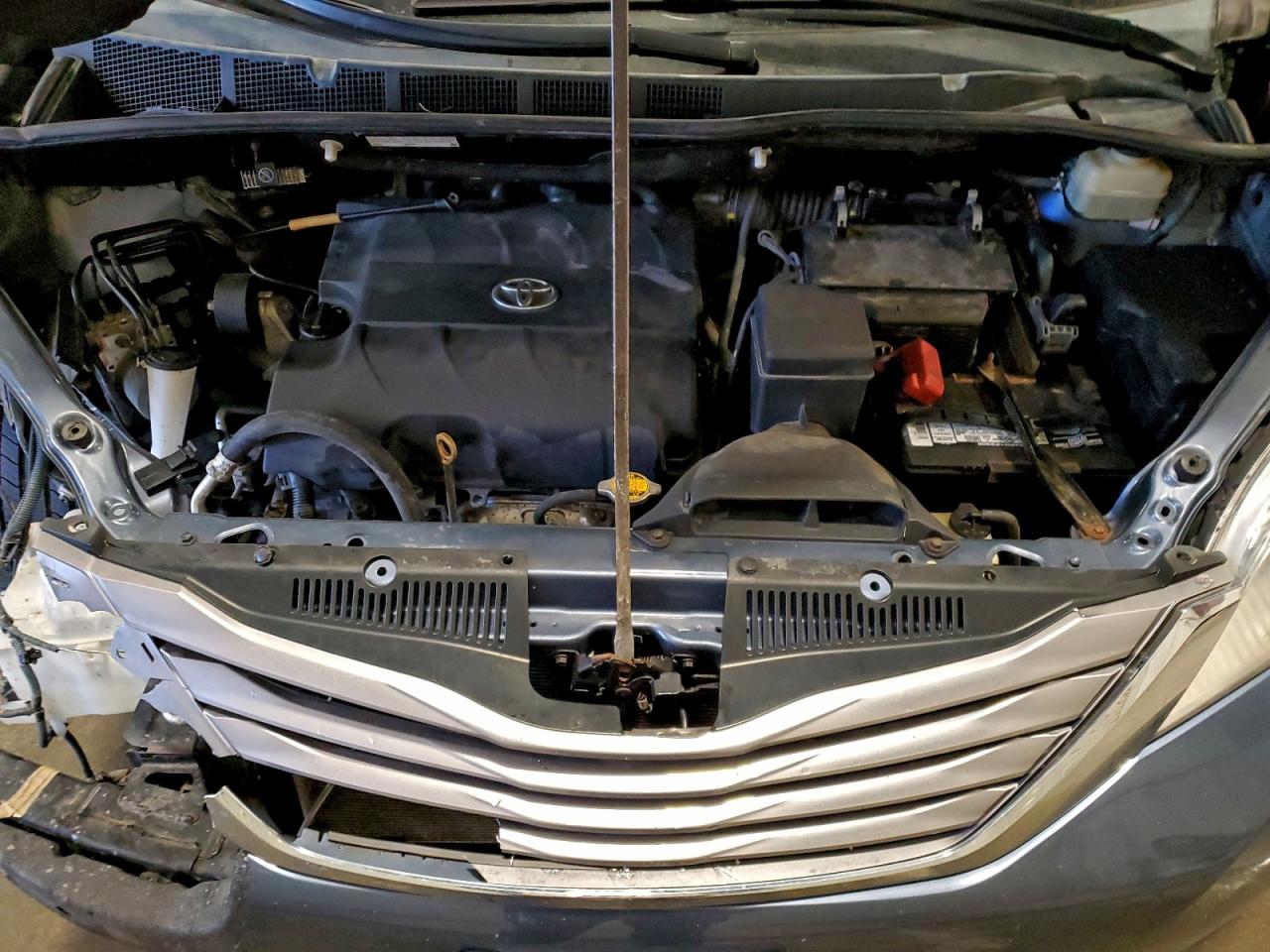 2015 TOYOTA SIENNA XLE photo 34