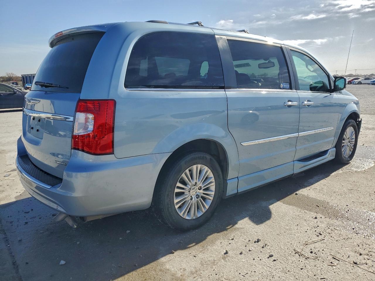 2013 CHRYSLER TOWN & COUNTRY LIMITED photo 3